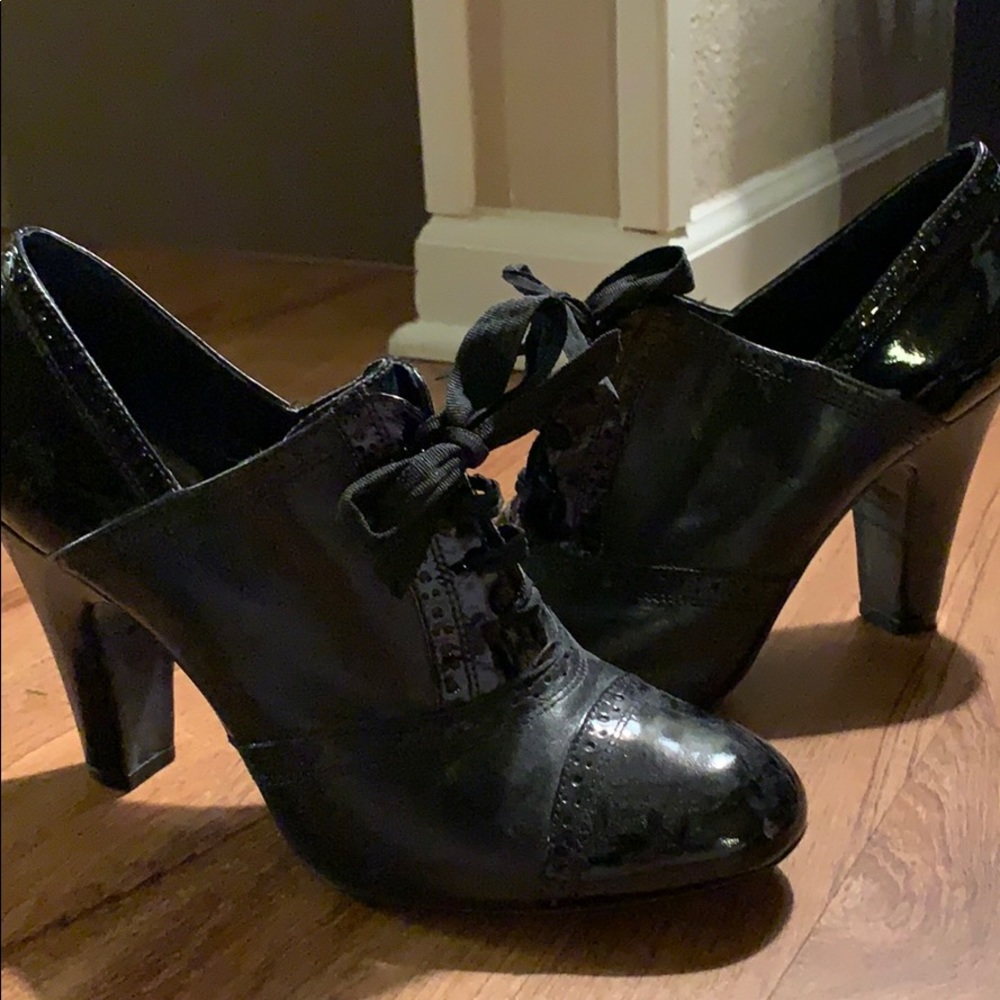 Lace-up oxford heel